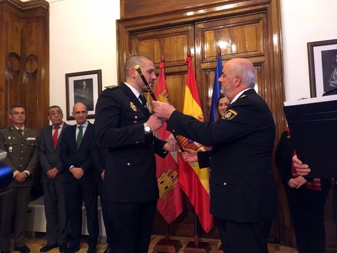 El comisario Esteban Lezáun recibe el bastón de mando de la Policía. 10-1-19