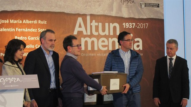 Urkullu se compromete a seguir buscando a los desaparecidos en la guerra y