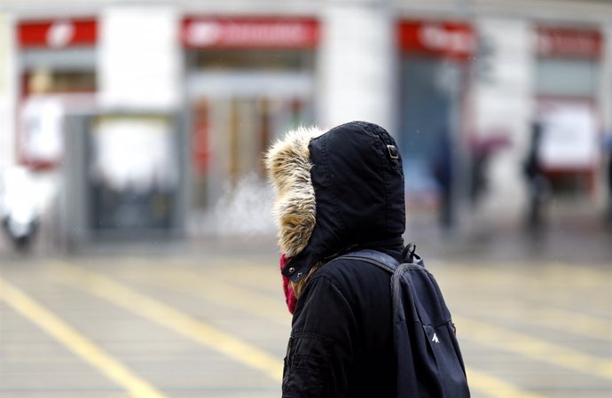 Una persona al carrer un dia d'hivern 