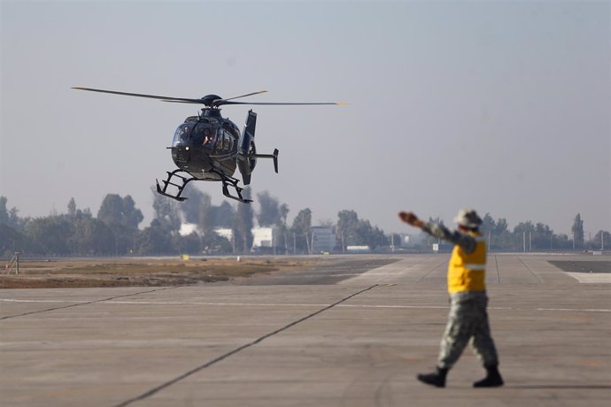 Un helicóptero aterriza en el Aeropuerto Internacional de Santiago, Chile
