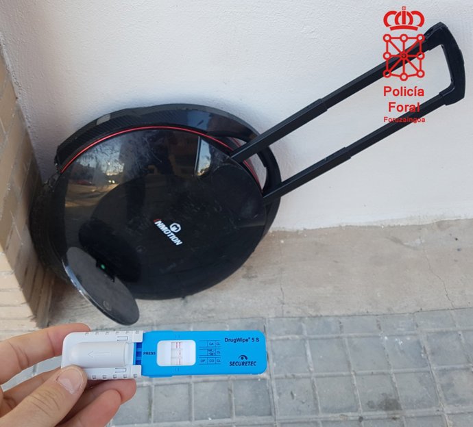 Imagen del patín eléctrico y del narcotest (