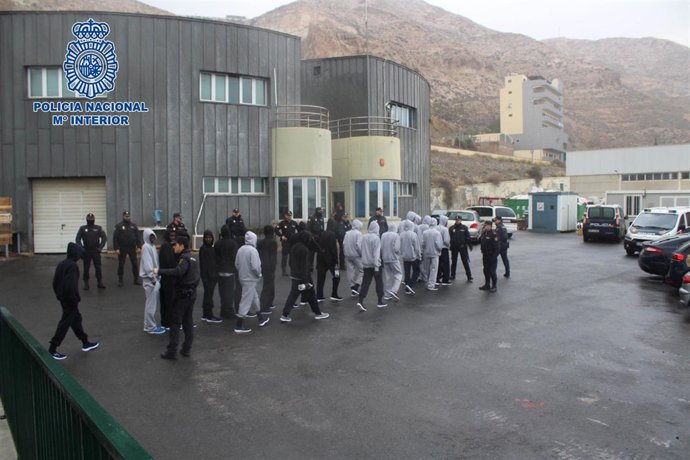 Los supervivientes del naufragio son conducidos a los módulos del puerto