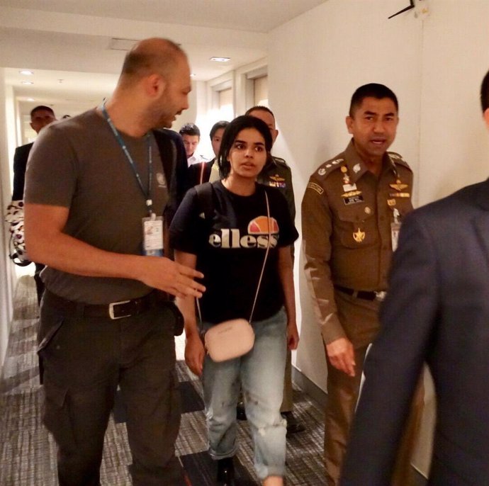 La adolescente saudí Rahaf Mohammed al-Qunun con las autoridades tailandesas