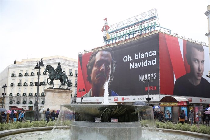 Cartel de la película Narcos en la Puerta del Sol de Madrid
