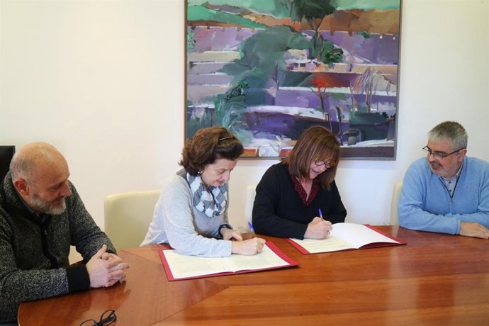 La consellera, F. Santiago; la directora territorial de Fundación IRES, Capell