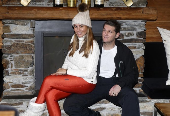 Manu Tenorio y Silvia Casas, una pareja feliz en la nieve