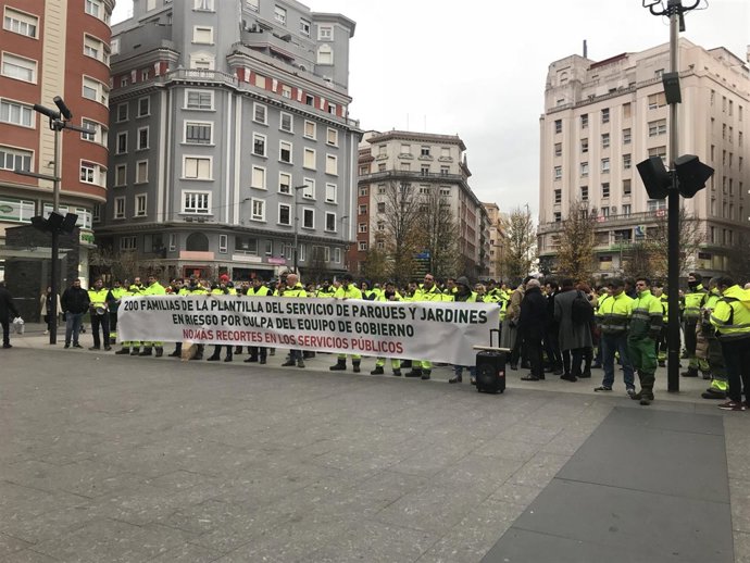 Plantilla de Parques y Jardines se concentra en la plaza del Ayuntamiento