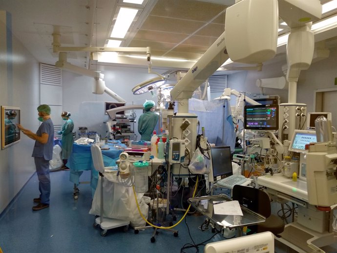 Operació en un quirfan híbrid de l'Hospital Vall d'Hebron
