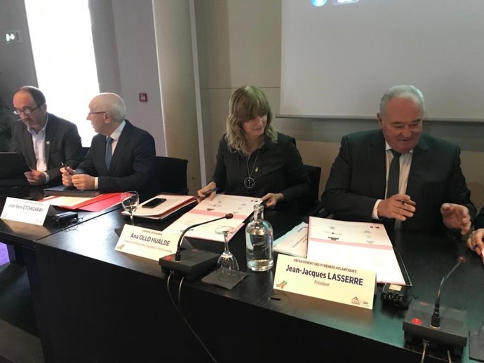 Ollo, en el momento de la firma ante autoridades que conforman la CAT.