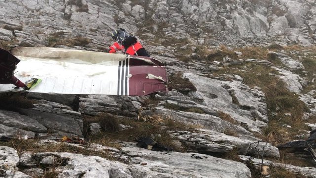 La Ertzaintza pide colaboración a la Policía británica para identificar a los dos tripulantes de la avioneta siniestrada