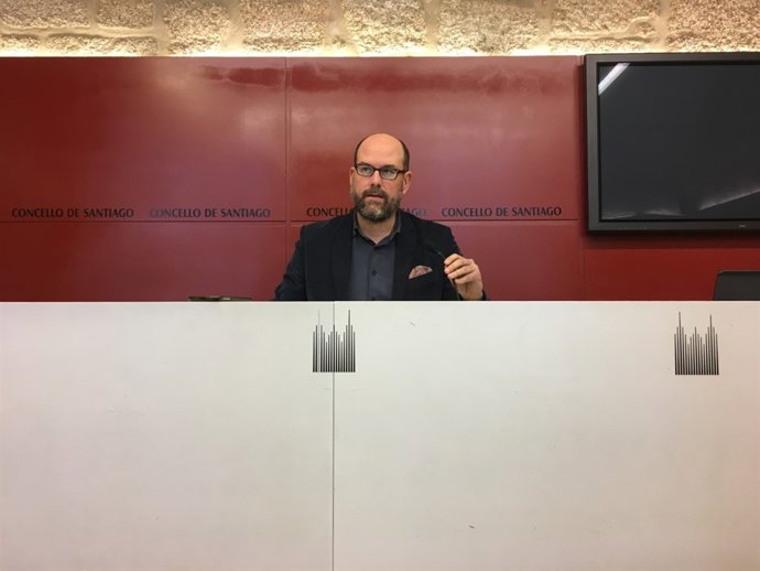 El alcalde de Santiago de Compostela, Martiño noriega, en rueda de prensa