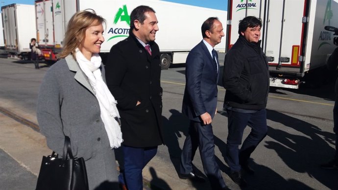 El delegado del Gobierno en Andalucía visita el Puerto de Huelva.