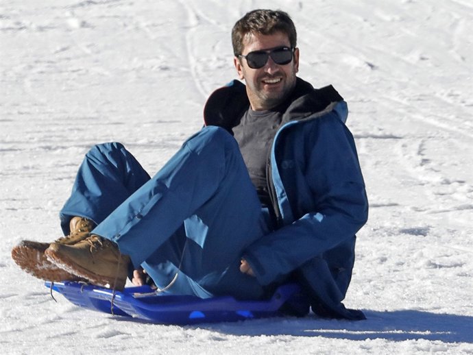 Arturo Valls, todo un padrazo esquiando junto a su hijo Martín