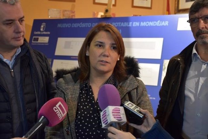 La consejera de Fomento atiende a los medios en su visita a Mondéjar