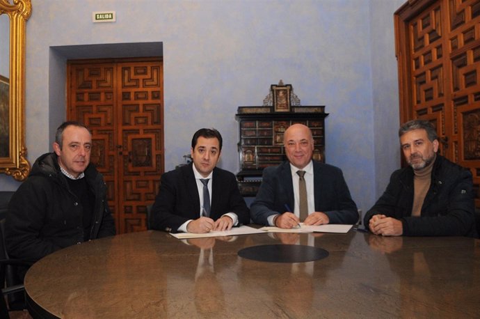 Ruiz (segundo por la dcha.) y López (tercero) firman la cesión de instalaciones