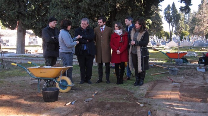 Fernando Martínez López en la visita al Cementerio de la Salud de Córdoba
