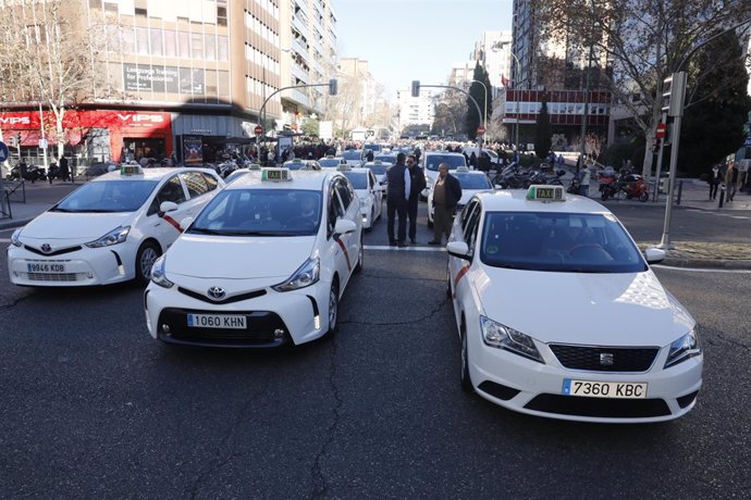 Manifestación de taxistas en Madrid para pedir que se regulen los VTCs (vehículo