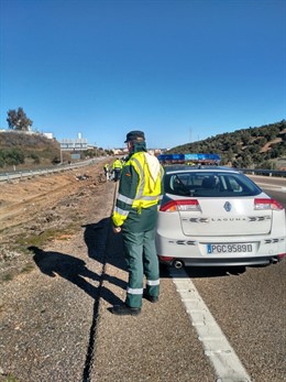 Agentes de la Guardia Civil en el lugar del accidente