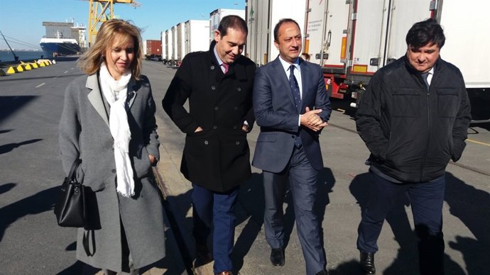 Alfonso Rodríguez Gómez de Celis, en el puerto de Huelva.