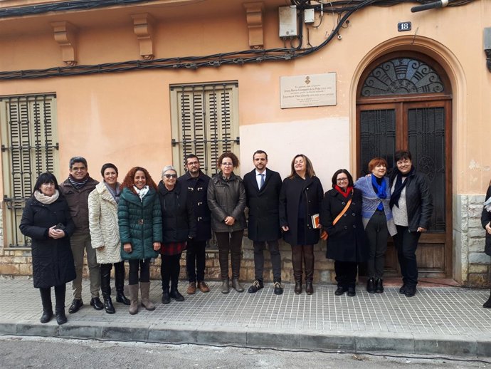 Representants de l'rea de Cultura de Cort davant la casa de JM Llompart