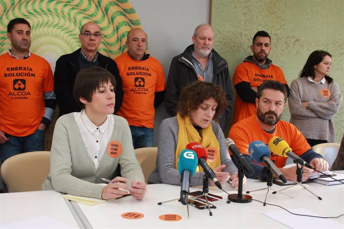 Rueda de prensa de trabajadores de Alcoa con miembros del BNG.