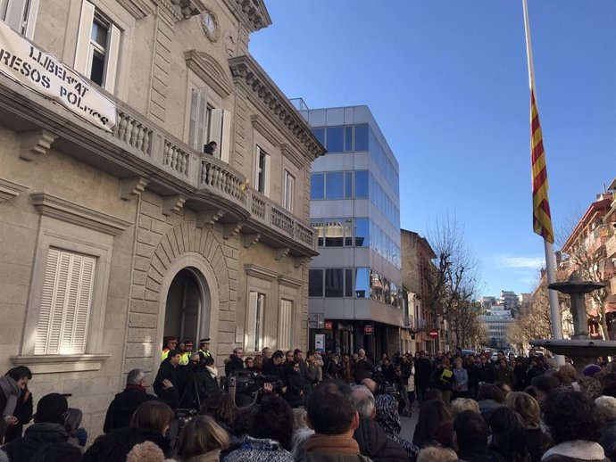 Unas 200 personas guardan un minuto de silencio en Banyoles (Girona)