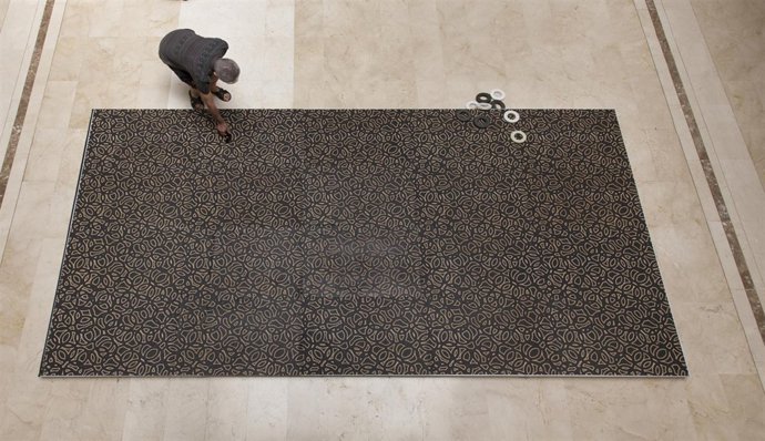 Julio León junto a su obra