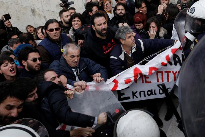 Profesores se manifiestas en Atenas