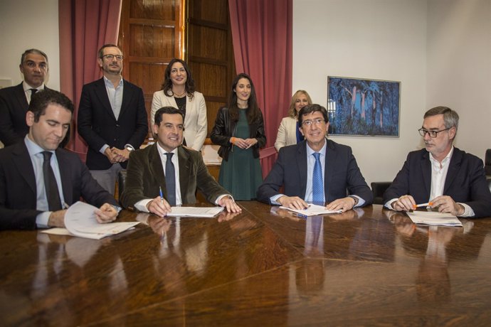 PP i Cs signen un acord per investir Moreno president de la Junta