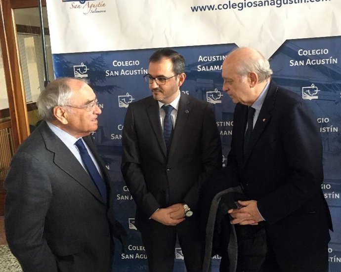 Fdez. Diez (D)habala con Martín Villa (I)  ante el director del colegio 11-1-19