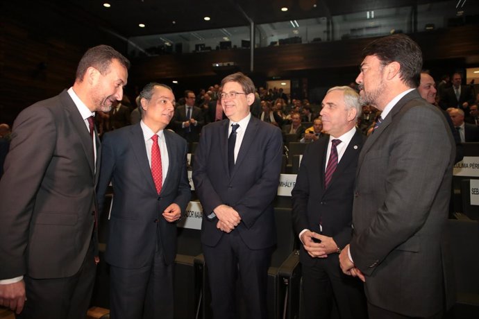 Puig, en el centro, junto al director de la EUIPO, a su izquierda, Christian Arc