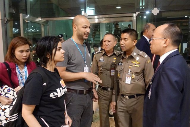 La adolescente saudí Rahaf Mohammed al-Qunun con las autoridades tailandesas