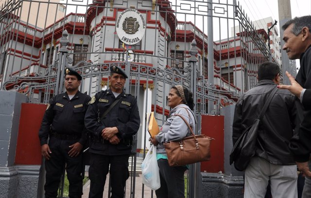 Migrantes venezolanos ante la Embajada de Venezuela en Perú.