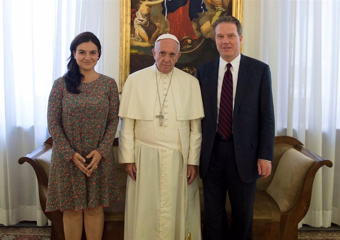 El Papa Francisco con Greg Burke y Paloma García Ovejero