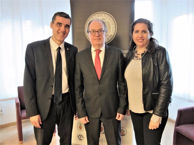 El Presidente Del Cicac Ignasi Puig Ventalló (En El Centro), El Expresidente Ju
