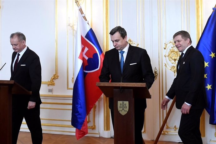 El presidente del  Parlamento de Eslovaquia, Andrej Danko (c)