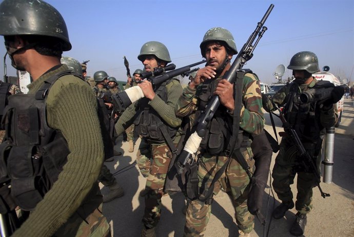 Soldados y fuerzas armadas en la universidad de Bacha Khan, en Pakistán