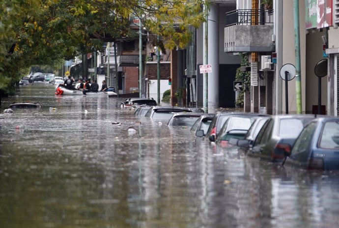 Calles inundadas por las fuertes lluvias en Buenos Aires