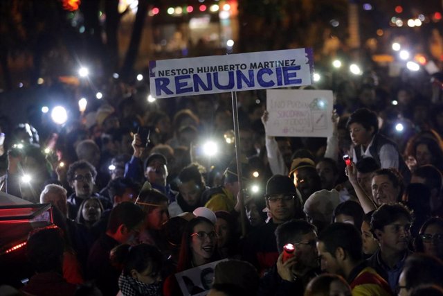 Varios manifestantes piden la dimisión del fiscal general de Colombia