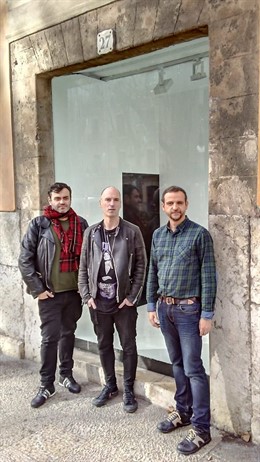 El artista vasco Sergio Prego junto a Lloren Carrió y Tolo Cañellas