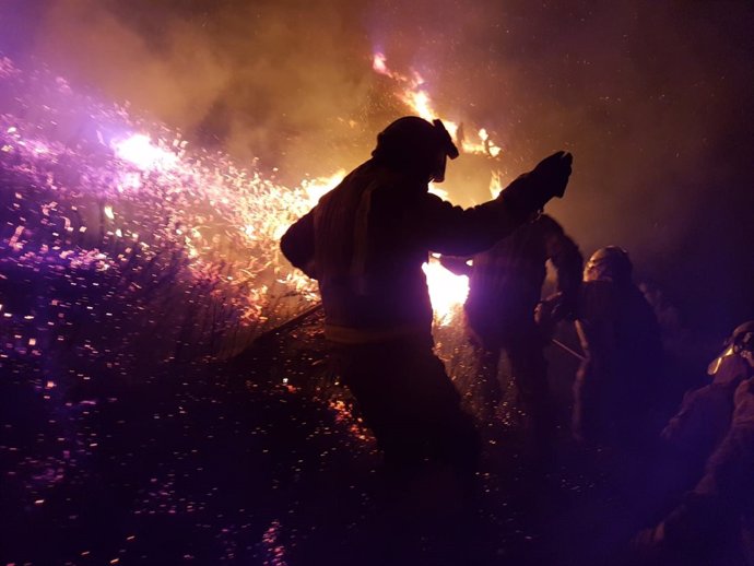 Incendio forestal en Chandrexa de Queixa (Ourense), en la madrugada del día 5
