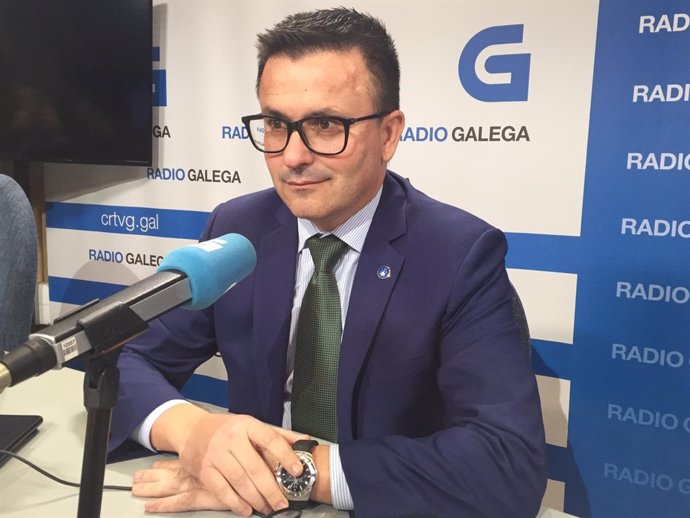 El conselleiro do Medio Rural, José González, en una entrevista en Radio Galega