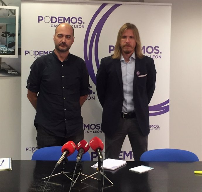 El secretario de Podemos Valladolid, Israel Álvarez, con Pablo Fernández 