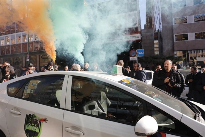 Manifestación de taxistas en Madrid para pedir que se regulen los VTCs (vehículo