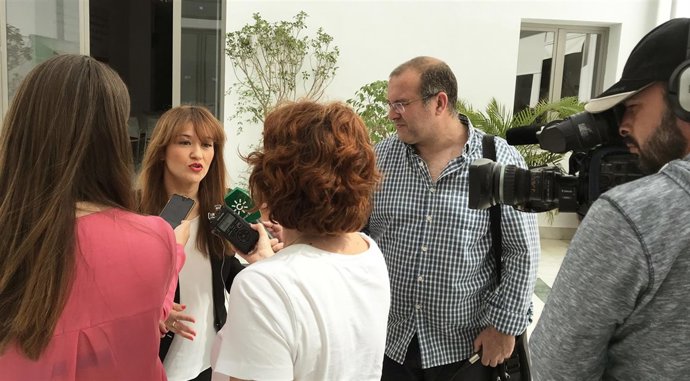 Verónica Pérez atiende a los periodistas