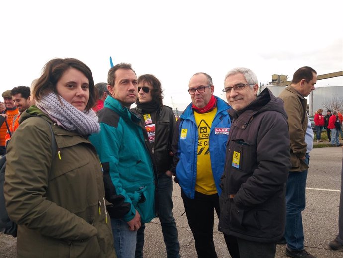 Gaspar Llamazares junto a otros participantes en la movilización de Alcoa.
