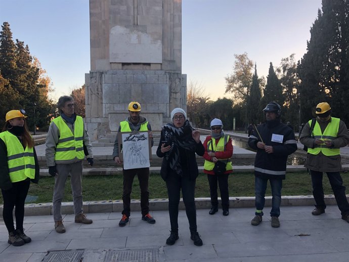 Performance de Crida per Palma davant el monument de Sa Feixina