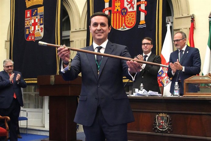 Javier Aureliano García (PP), con el bastón de mando de la Diputación.