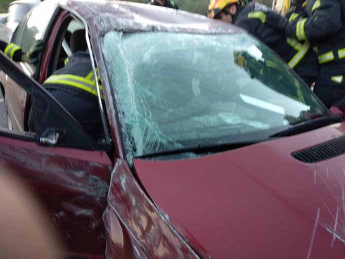 Bomberos de Málaga liberan a un conductor de su coche en la A-45