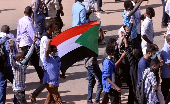 Bandera de Sudán durante una manifestación en Jartum
